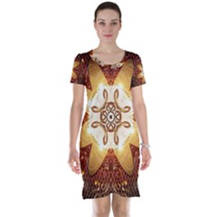 Elegant, Decorative Kaleidoskop In Gold And Red Short Sleeve Nightdresses