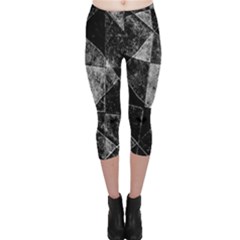 Dark Geometric Grunge Pattern Print Capri Leggings 