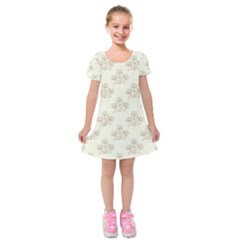 Seamless Floral Pattern Kids  Short Sleeve Velvet Dress by TastefulDesigns