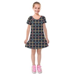 White Daisies Pattern Kids  Short Sleeve Velvet Dress by linceazul