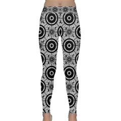 Geometric Black And White Classic Yoga Leggings by linceazul