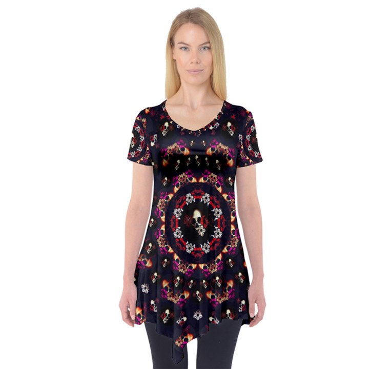 Floral Skulls In The Darkest Environment Short Sleeve Tunic 