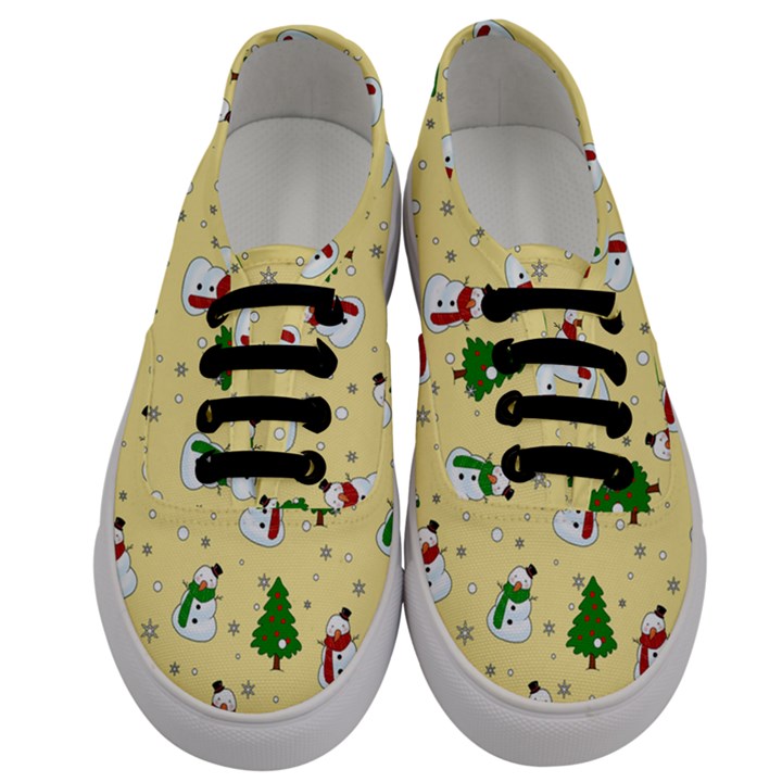 Snowman pattern Men s Classic Low Top Sneakers