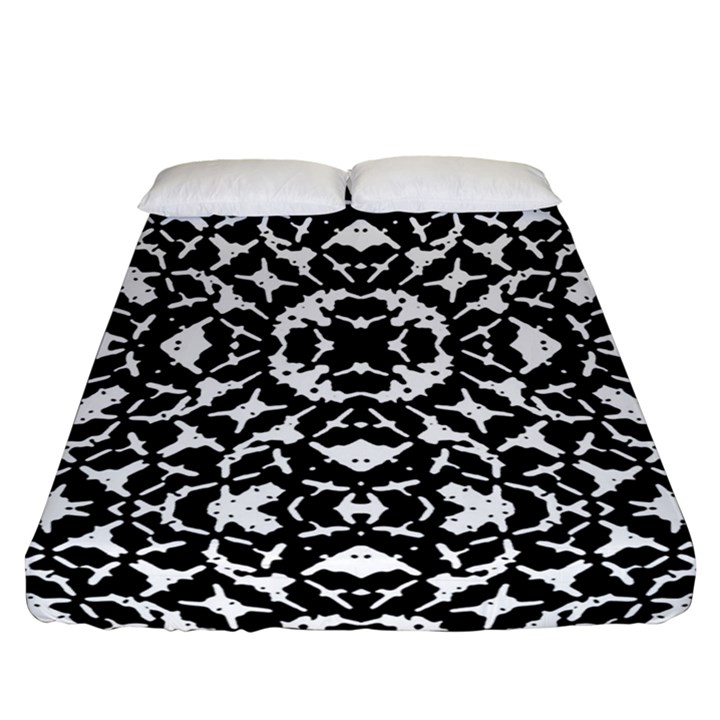 Black And White Geometric Pattern Fitted Sheet (Queen Size)