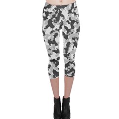 Camouflage Tarn Texture Pattern Capri Leggings  by Sapixe