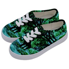 Hot Day In Dallas 5 Kids  Classic Low Top Sneakers by bestdesignintheworld