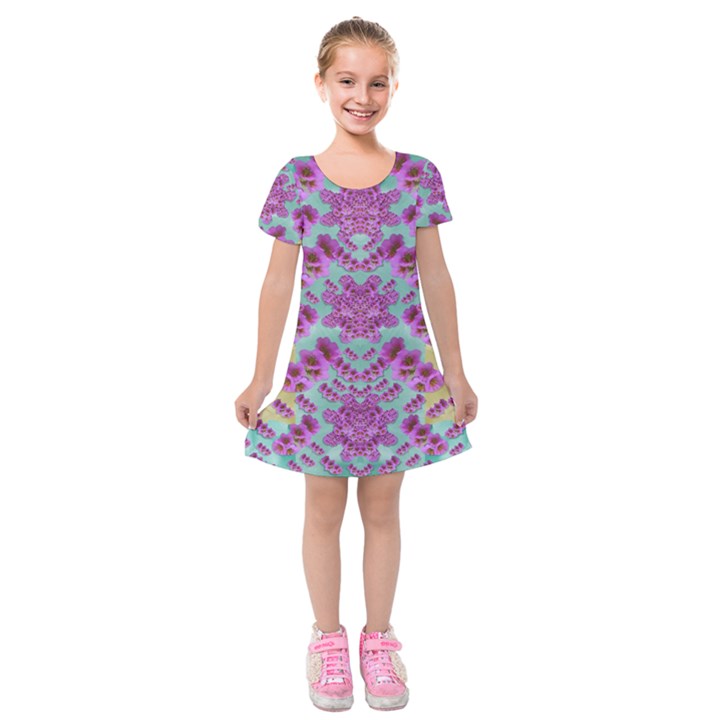 Climbing And Loving Beautiful Flowers Of Fantasy Floral Kids  Short Sleeve Velvet Dress