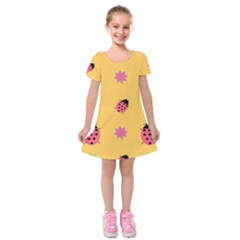 Ladybug Seamlessly Pattern Kids  Short Sleeve Velvet Dress by Sapixe