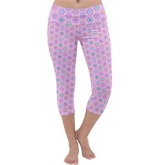 A Hexagonal Pattern Capri Yoga Leggings by Pakrebo