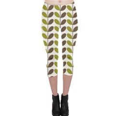 Leaf Plant Pattern Seamless Capri Leggings  by Pakrebo