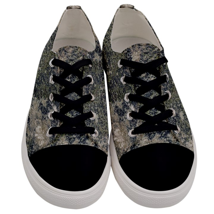 Grunge Camo Print Design Men s Low Top Canvas Sneakers