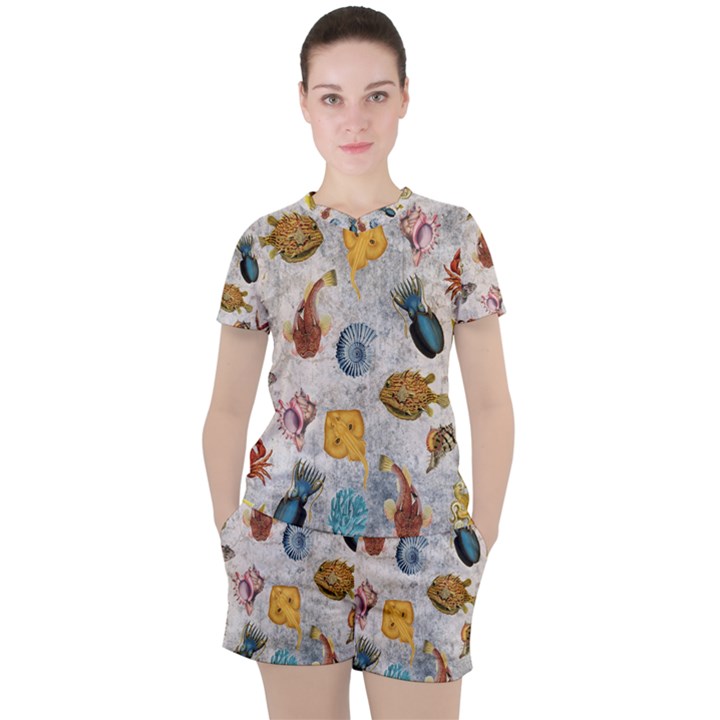 Sea World Vintage Pattern Women s Tee and Shorts Set