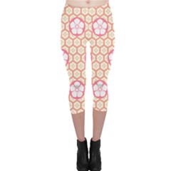 Floral Design Seamless Wallpaper Capri Leggings 