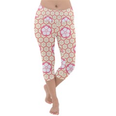 Floral Design Seamless Wallpaper Lightweight Velour Capri Yoga Leggings