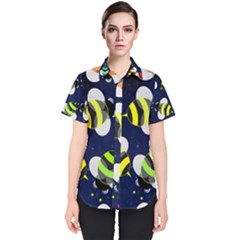 Textured Bee Women s Short Sleeve Shirt