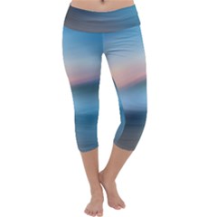 Wave Background Capri Yoga Leggings