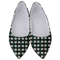 White Flower Pattern On Green Black Women s Low Heels by BrightVibesDesign