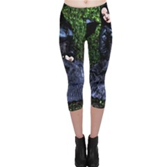 Gotthic Girl With Umbrella Capri Leggings 