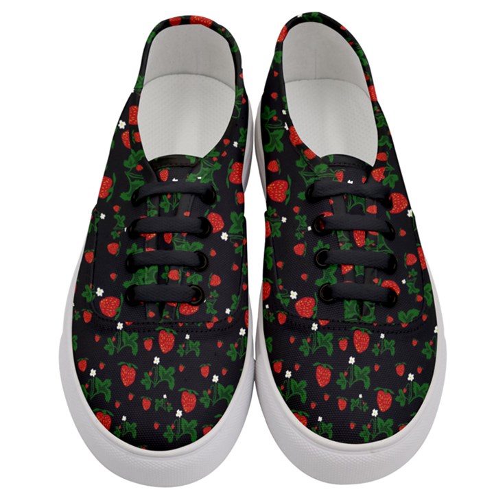 Strawberries pattern Women s Classic Low Top Sneakers