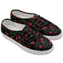 Strawberries pattern Women s Classic Low Top Sneakers View3