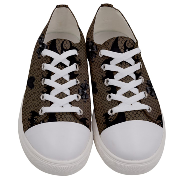 Cute Bat With Hearts Women s Low Top Canvas Sneakers