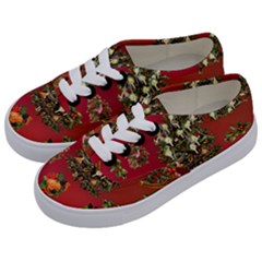 Wonderful Vintage Christmas Design Kids  Classic Low Top Sneakers by FantasyWorld7