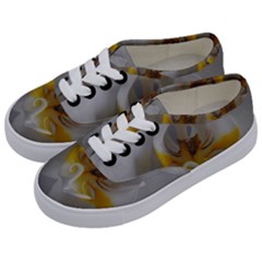 Orchidée Blanche Fleur Kids  Classic Low Top Sneakers by kcreatif