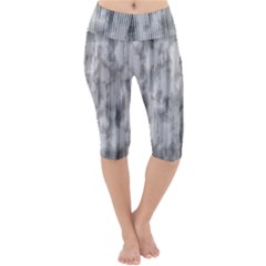 Abstrait Texture Gris/noir Lightweight Velour Cropped Yoga Leggings by kcreatif