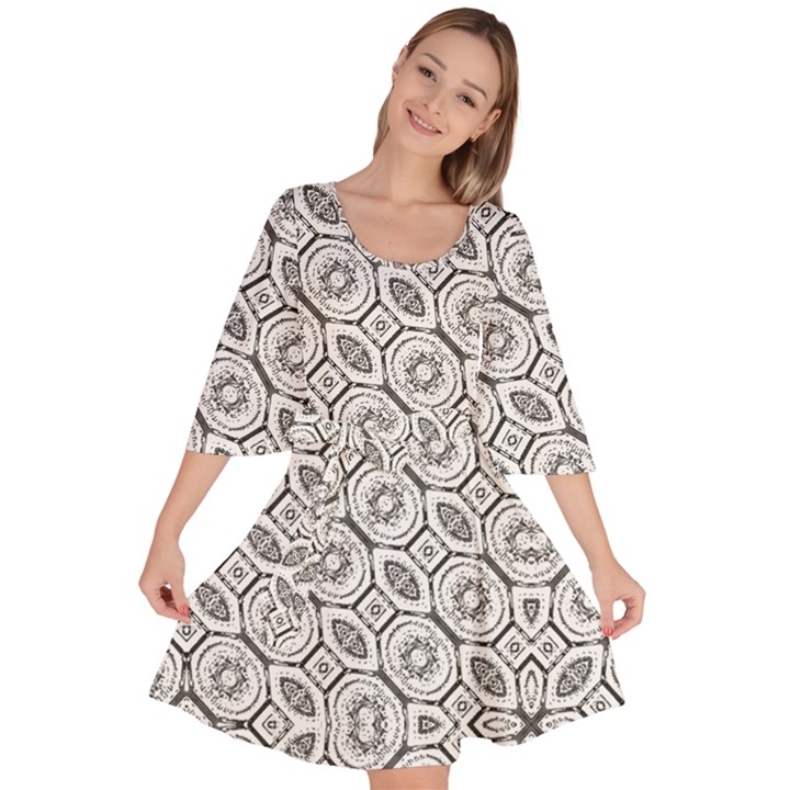 Black And White Baroque Ornate Print Pattern Velour Kimono Dress