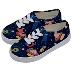 Seamless Pattern With Funny Aliens Cat Galaxy Kids  Classic Low Top Sneakers by Vaneshart