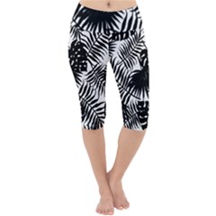 Black And White Tropical Leafs Pattern, Vector Image Lightweight Velour Cropped Yoga Leggings by Casemiro