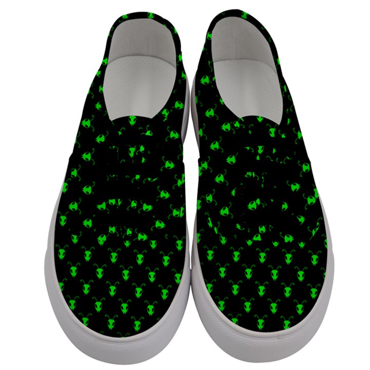 Neon Green Bug Insect Heads on Black Men s Classic Low Top Sneakers