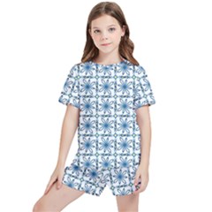 Blue Floral Pattern Kids  Tee And Sports Shorts Set by MintanArt