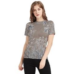 Linear Textured Botanical Motif Design Women s Short Sleeve Rash Guard