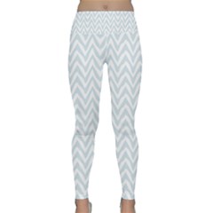 Chevrons Bleu Clair/blanc Lightweight Velour Classic Yoga Leggings by kcreatif