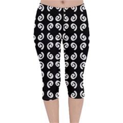 Abstrait Spirale Blanc/noir Velvet Capri Leggings  by kcreatif