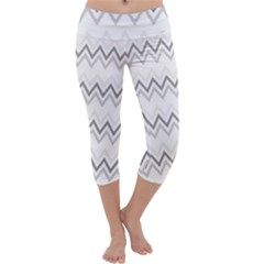 Chevrons Gris/blanc Capri Yoga Leggings by kcreatif