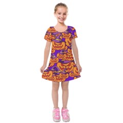 Purple And Orange Pumpkins, Crazy Halloween Pattern, Jack O  Lantern Kids  Short Sleeve Velvet Dress