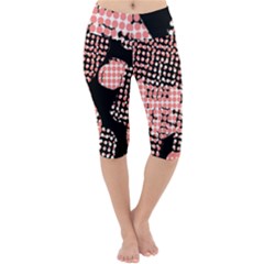 Abstrait Effet Formes Noir/rose Lightweight Velour Cropped Yoga Leggings by kcreatif