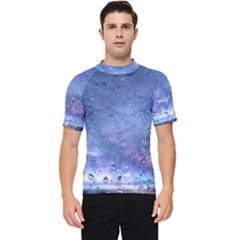 Gouttes D eau Galaxy Men s Short Sleeve Rash Guard by kcreatif