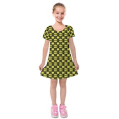 Glow Pattern Kids  Short Sleeve Velvet Dress by Sparkle