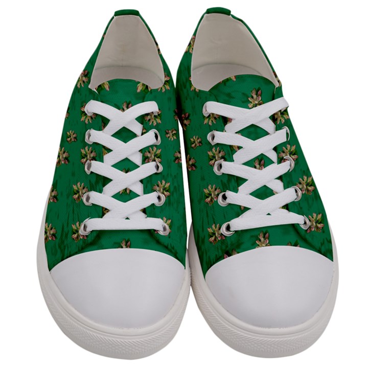 Water Lilies In The Soft Clear Warm Tropical Sea Men s Low Top Canvas Sneakers