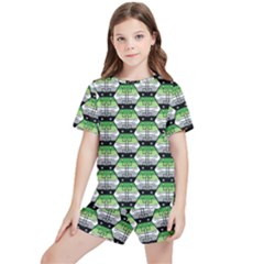 Hackers Town Void Mantis Hexagon Aromantic Pride Flag Kids  Tee And Sports Shorts Set by WetdryvacsLair