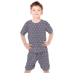 Seamless-pattern Gray Kids  Tee And Shorts Set by nateshop