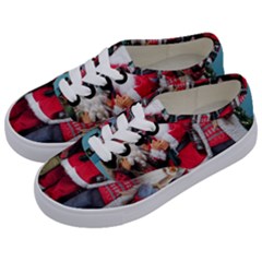 Santa On Christmas 3 Kids  Classic Low Top Sneakers by artworkshop