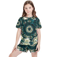 Fractal Glowing Kaleidoscope Wallpaper Art Design Kids  Tee And Sports Shorts Set by Ravend