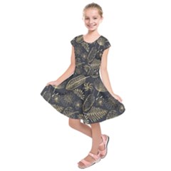 Elegant-pattern-with-golden-tropical-leaves Kids  Short Sleeve Dress by Pakemis