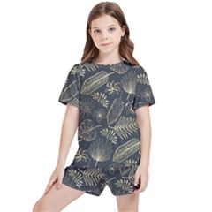 Elegant-pattern-with-golden-tropical-leaves Kids  Tee And Sports Shorts Set by Pakemis