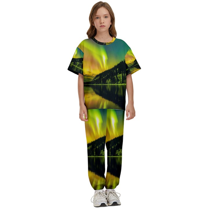 Scenic View Of Aurora Borealis Stretching Over A Lake At Night Kids  Tee and Pants Sports Set