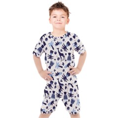 Cute Safari Animals Blue Giraffe Kids  Tee And Shorts Set by Stikle